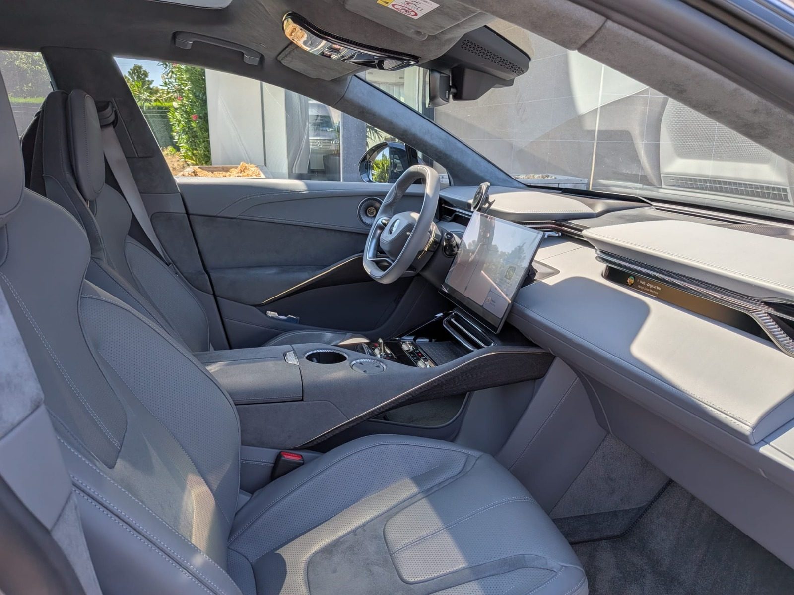 Lotus Eletre 112 kWh AWD 13